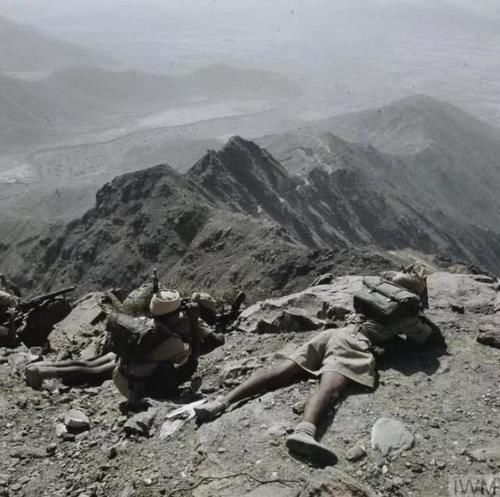  【部队】1964年的英军，精锐部队换上最新自动步枪，附属部队还在拉大栓