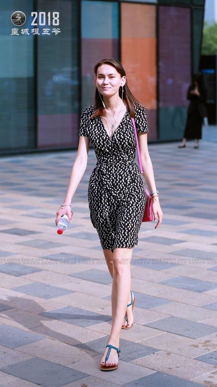 街拍:炎热的夏季里，爱美的姑娘可以选的衣服有很多