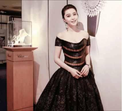 热巴与范冰冰同穿黑金礼服，网友：这才是小蛮腰和水桶腰的区别！