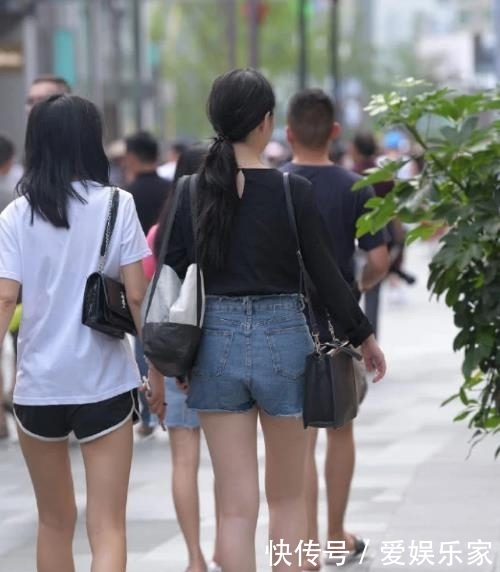  【美女】街拍美女：雪纺配牛仔，不仅不失个性，还能彰显出简约大方的气息