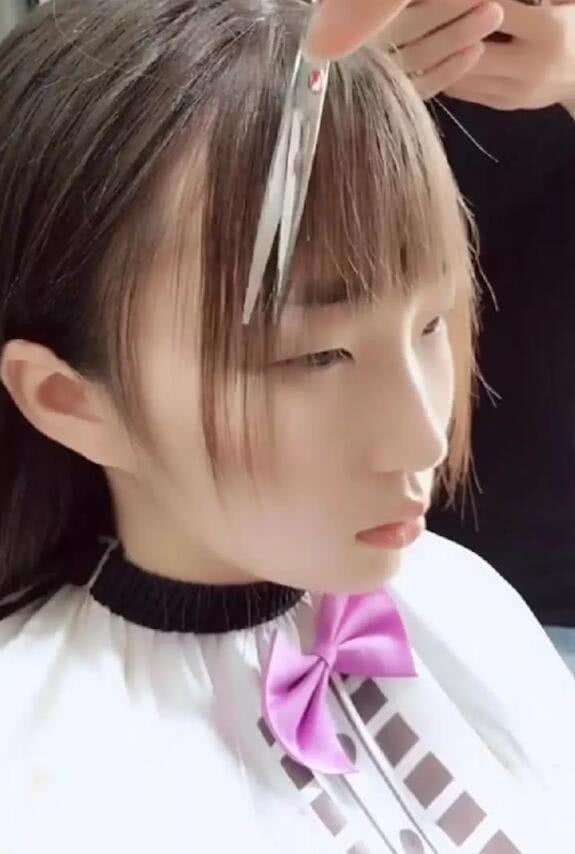 小眼睛女孩换发型, 剪了个刘海, 整个人的气质都变了