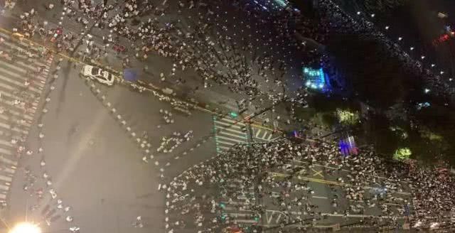 长沙再次实力圈粉!烈士公园都是人山人海!今天你在哪个景点排长