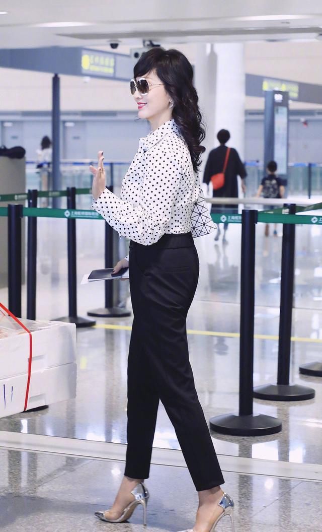 63岁赵雅芝活成了36岁，气质胜过一众女星，衣品值得所有女人学习