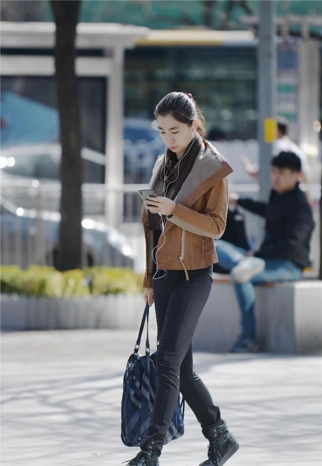  #位美女选择一#春天穿着短靴，要选择高跟款式还是平底短靴，怎样穿出春季感觉？