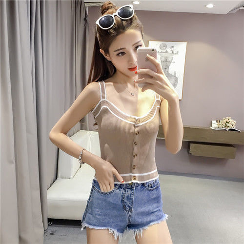 女人身材好别藏着，紧身背心光着穿，丰满性感，勾勒出火辣小蛮腰