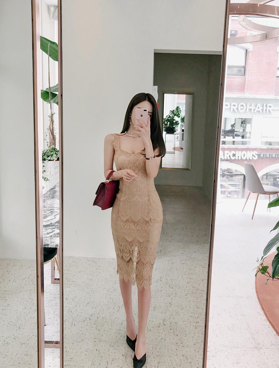  裸色|街拍美女穿裸色蕾丝连衣裙，在不经意间流露出含蓄的性感魅力