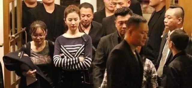 『年后』14年前她给刘亦菲撑伞,14年后成一线女星,混得比刘亦菲还好