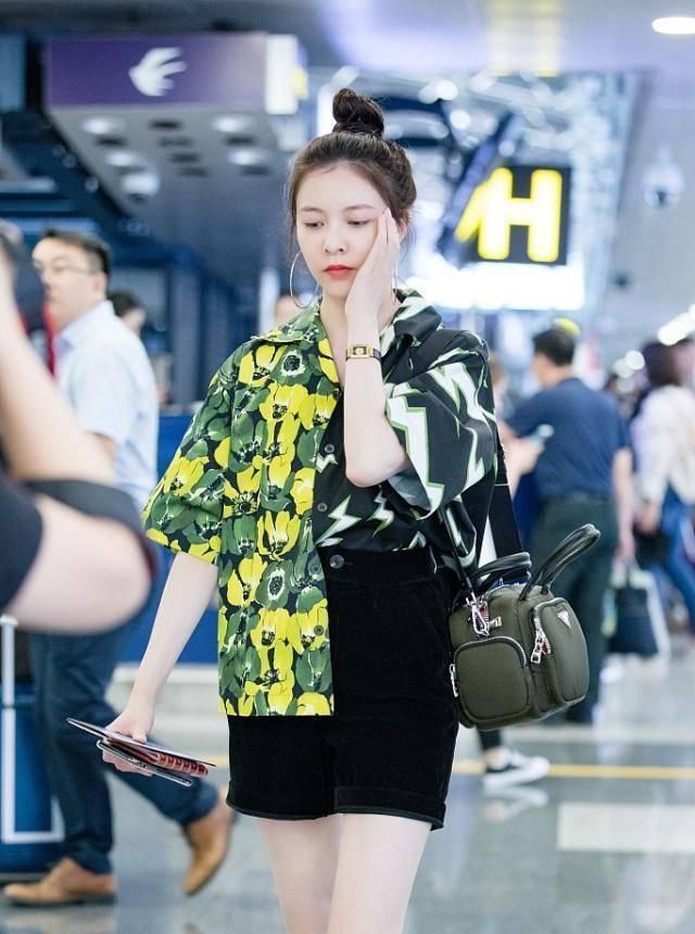  『春天』春天花衬衫怎么穿搭才能零失误？这样搭配高级又时髦！