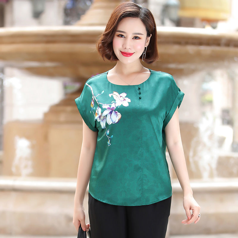 嫂子去香港旅游，回来穿的时尚套装太迷人啦!举手投足满满女神范