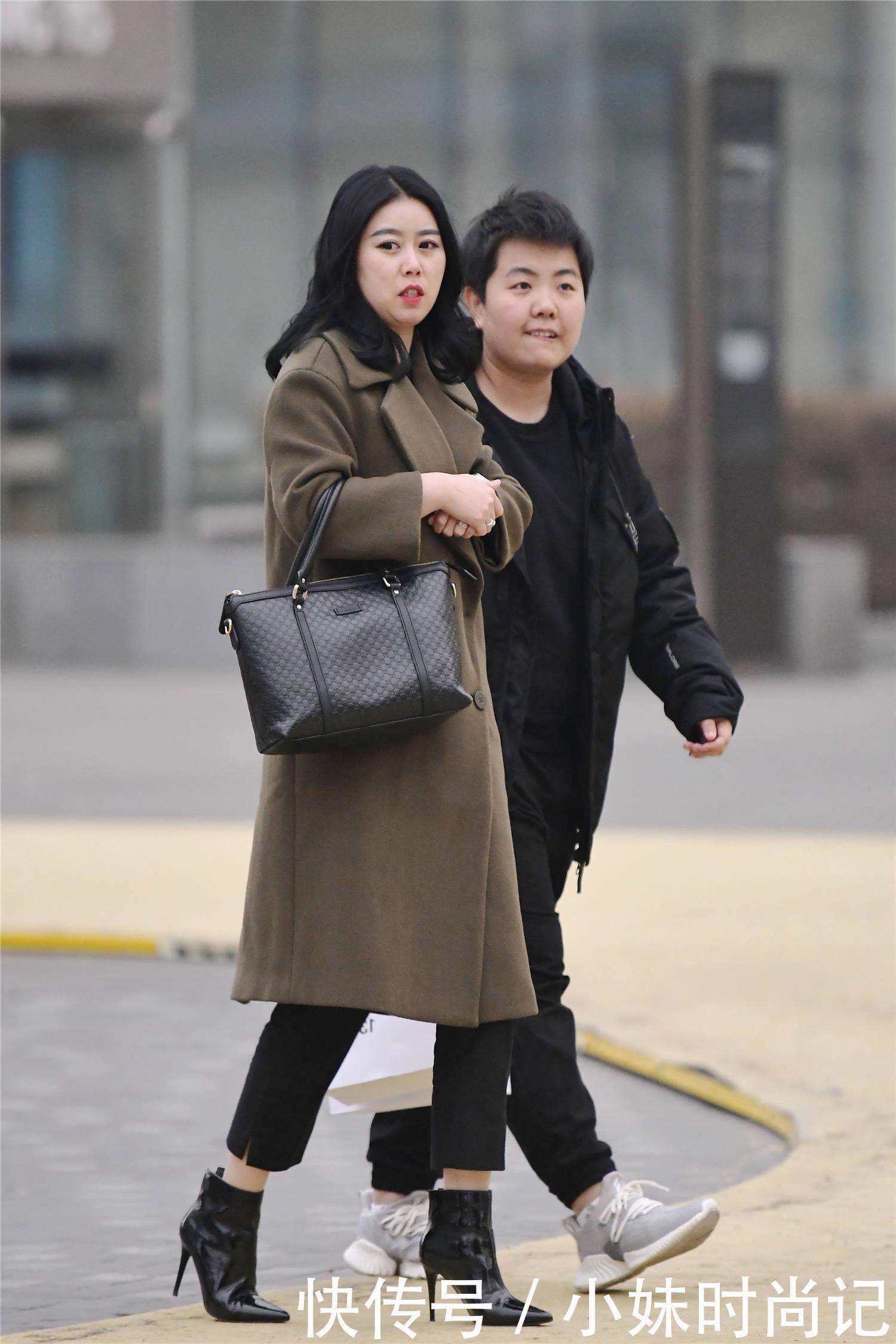  『气质』街拍春季适合穿着短靴，无论是粗跟还是细跟，都会衬托优雅气质