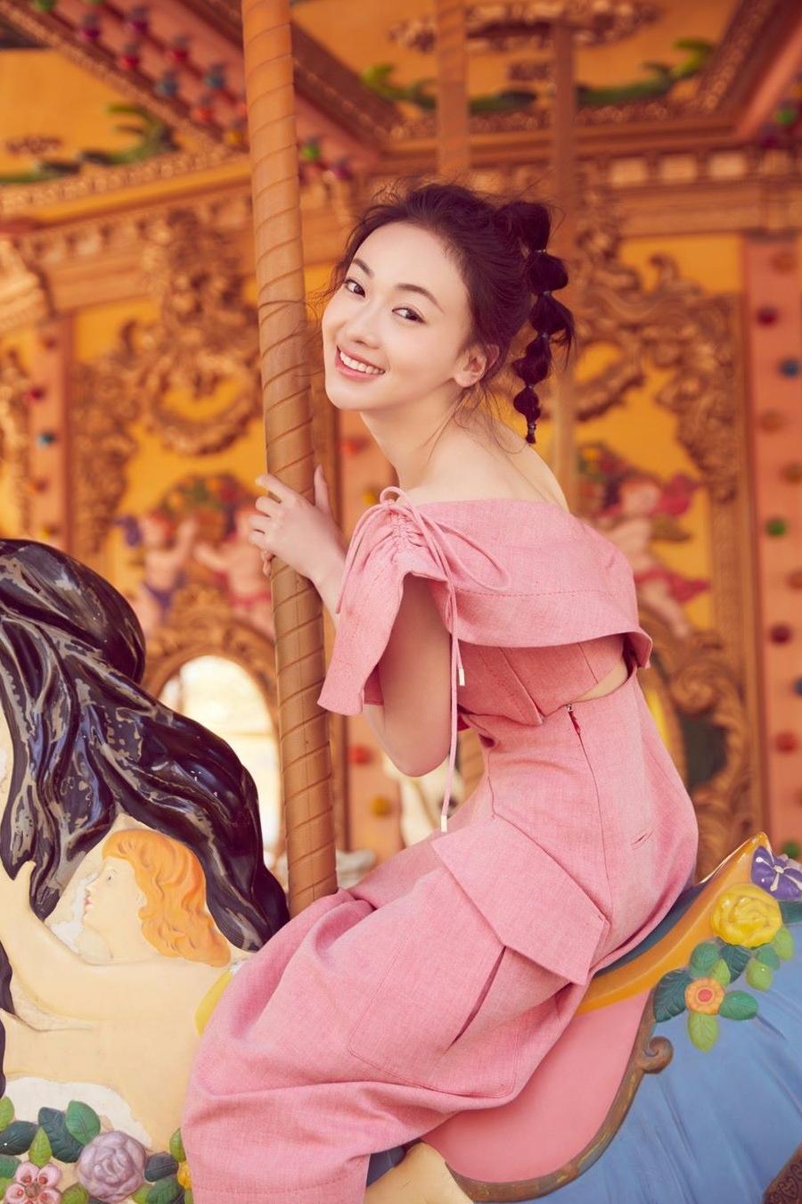 吴谨言秦岚同穿白色一字领，但璎珞凭借这个细节稳赢娘娘！