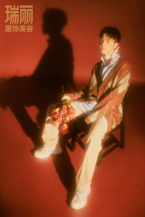 于朦胧杂志大片曝光 “水仙少年”玩转秋日光影变幻