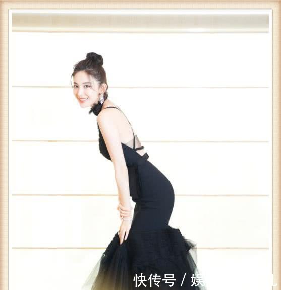 深V裙只服古力娜扎！中间仅靠一块遮羞布，网友这也太撩人了！