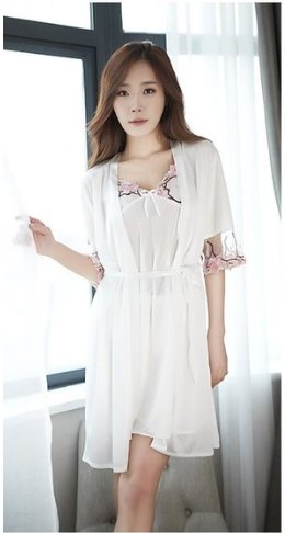 三伏天，女人不穿三角裤不算什么了，只有更夸张的，谁看了都害羞