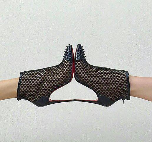 高跟鞋折射轻盈夏日,踏入曼妙风景