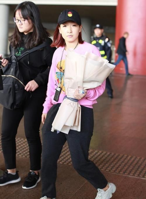  满满：冠军女孩刘诗雯获奖后走机场，粉色小熊卫衣搭运动裤，少女心满满