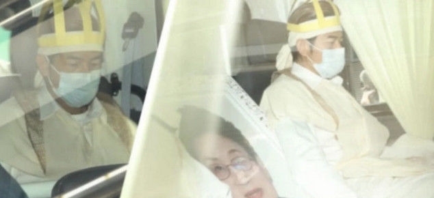 『丧母之痛』郭富城携妻女送母亲最后一程,神情悲伤几度落泪,丧母之痛难掩
