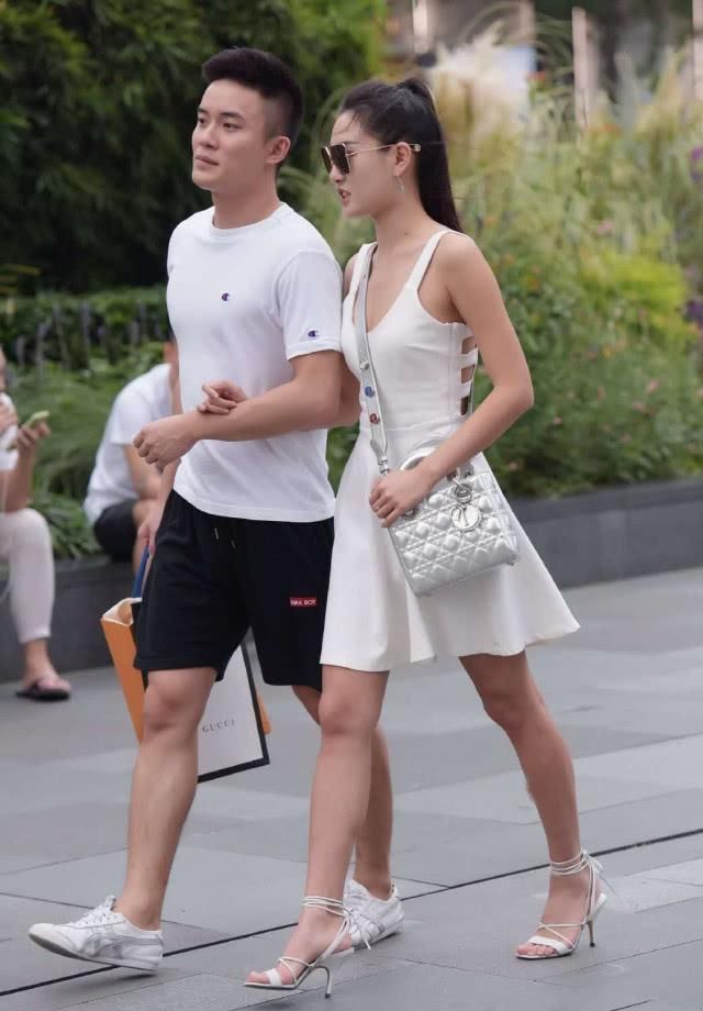 『系带』非常的简约时尚的穿搭,白色背带裙+系带高跟鞋,淑女气质十足