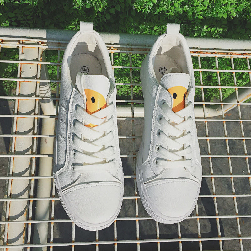 最经典“18新款小白鞋”，出门搭配一条牛仔裤，浑身充满活力范