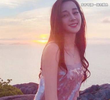 迪丽热巴的6套衣服，“灾难色”都能轻松驾驭，网友:真女神