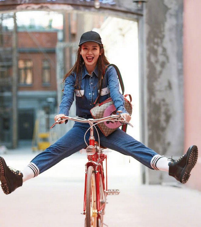 戚薇真有空，居然把铅笔屑粘在裙子上，要逼死强迫症了!
