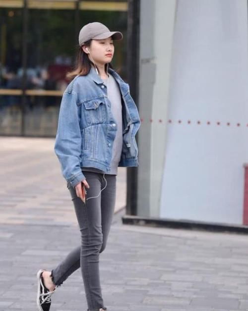  「气质」街拍：眉清目秀的美女，一条灰色的连衣裙，时尚优雅气质迷人