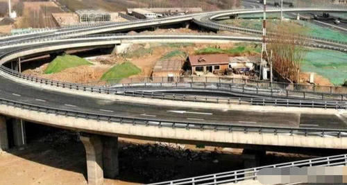  地标|国内最的“牛”钉子户，赖着不走公然作对，如今却成为繁华