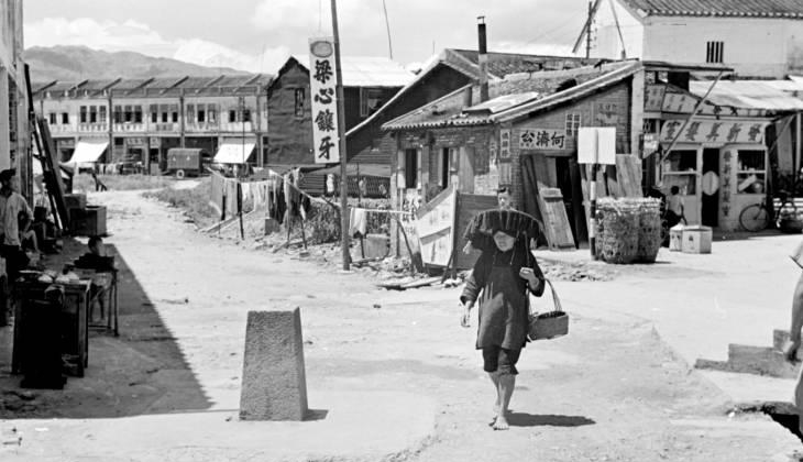 50年代的沙头角 戴凉帽的客家阿婆 边境上的英籍香港警察