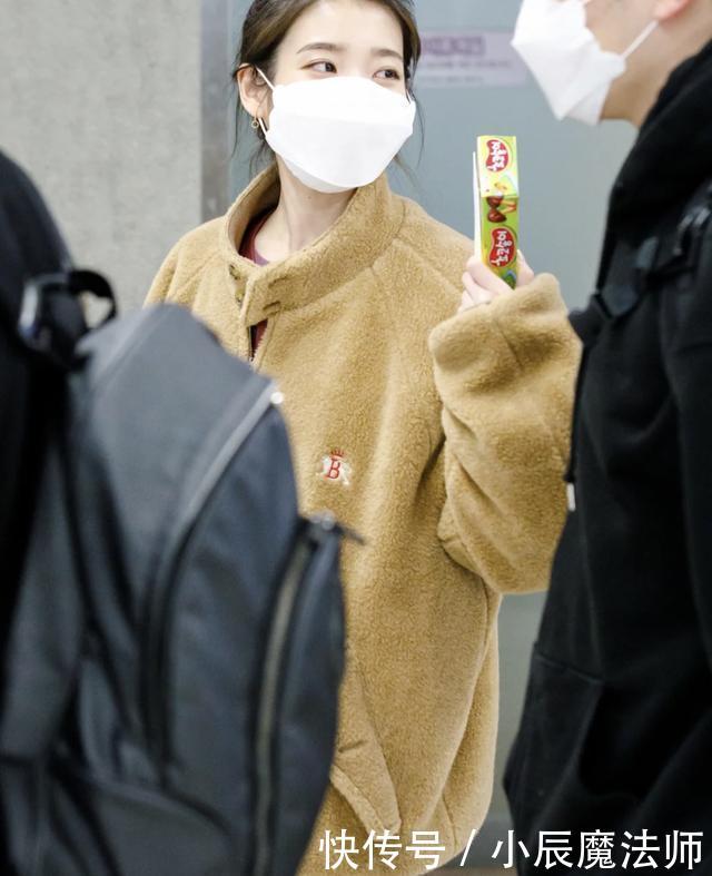 【瞧瞧】先别急着买衣服,瞧瞧今年明星团宠的“4款”单品,穿一次就上头