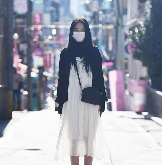  #漂亮#路人街拍:小姐姐长得漂亮又时髦,好衣品造就好气质!