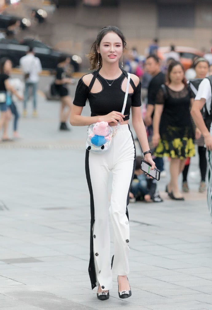 街拍：天生丽质时尚的小姐姐，搭配上凸显气质很有魅力！