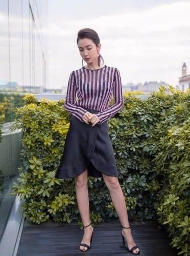 街拍:图1李冰冰真性感，穿透视上衣若隐若现!图2胸前文字亮了!