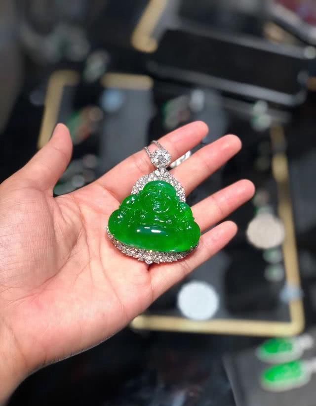  翡翠首饰的一般：翡翠误区：翡翠适合年纪大的人佩戴