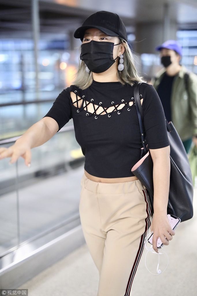 ＂菊势“依旧大好！王菊与公司解约风波后亮相 露脐紧身上衣秀好