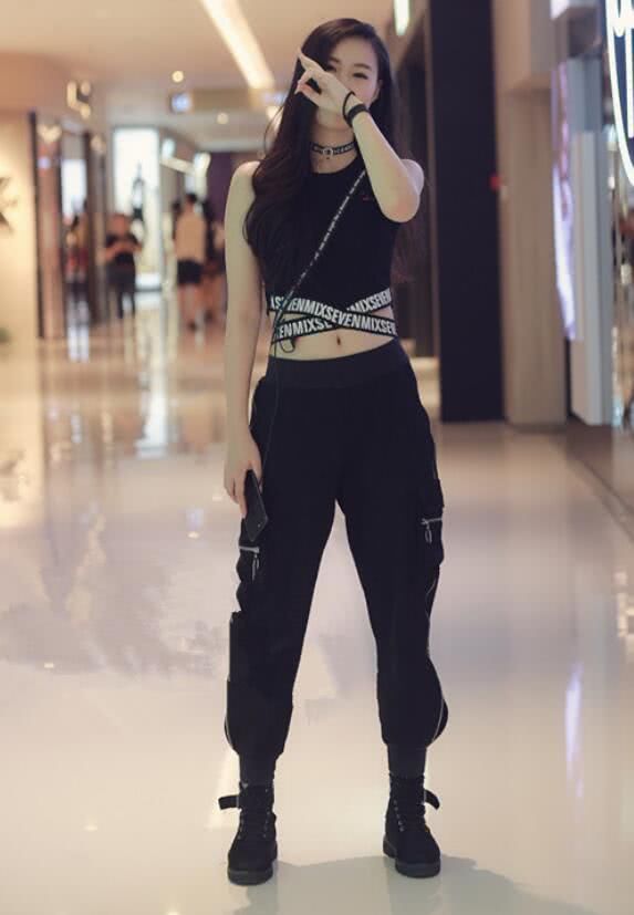 街拍：170美女紧身裤大长腿，遇到150小姐姐，瞬间被KO？