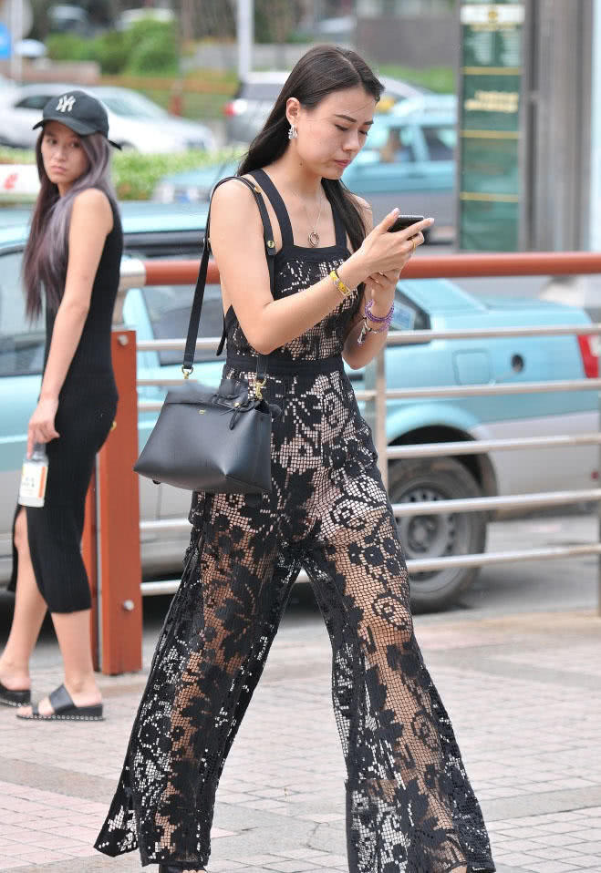 气质小姐姐黑色镂空连体裤穿出了朦胧之美，冷艳的气质很迷人