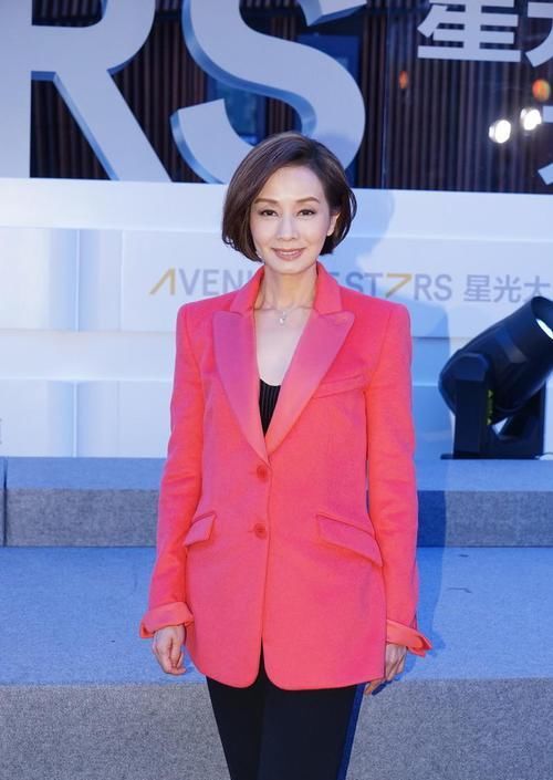  博主■女神博主春季日常职场造型，西装背心配半身裙气场全开，魅力十足