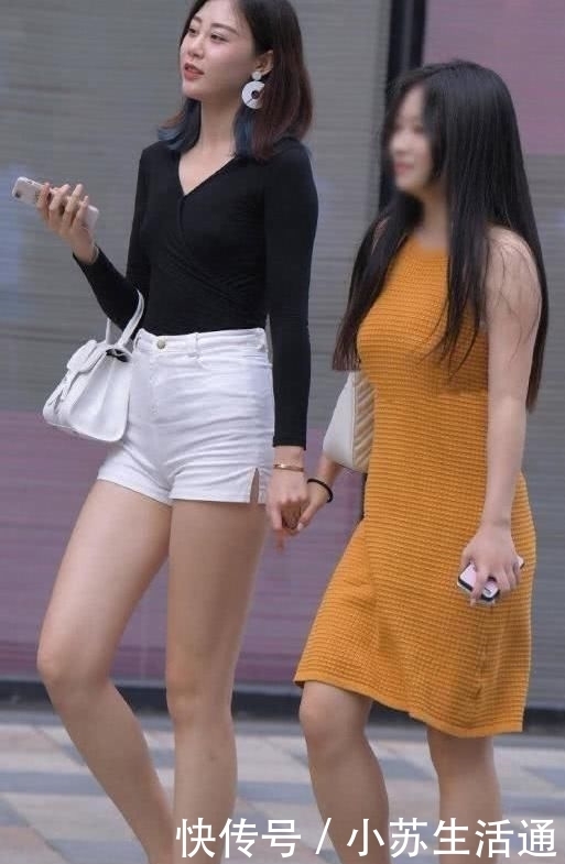小姐姐:闺蜜逛街我穿高跟都比不上你穿平底+热裤,这手牵着还有意思吗