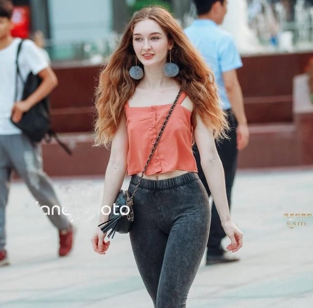 重庆街拍重庆真是个美女聚集地，街头偶遇外国美女