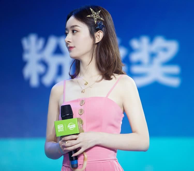 网上热议赵丽颖怀孕?当事人出席活动身穿修身连体裤力破谣言!