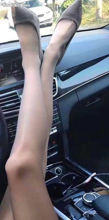 尖头细跟的设计充满了视觉的冲击感,塑造出了女人的迷人姿态