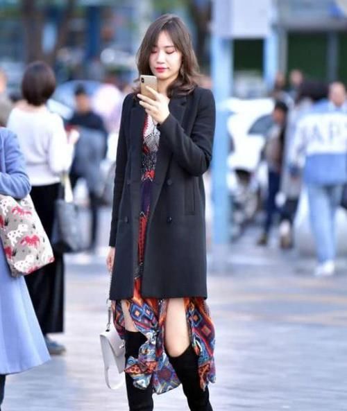  完美@街拍：语笑嫣然的小姐姐，一件白色的连衣裙，时尚完美好身材