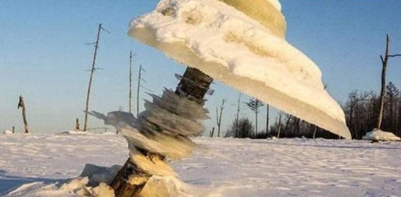 俄罗斯干干净净的水库，一夜之间突然出现“冰蘑菇”？