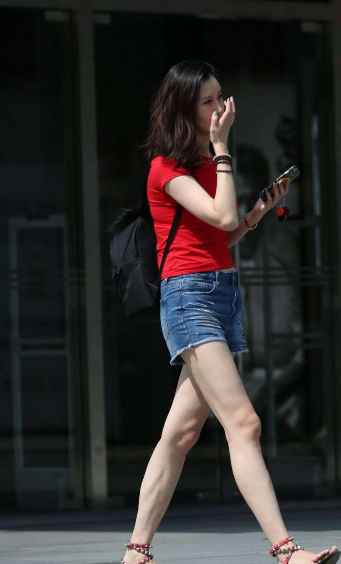 街拍: 破洞牛仔热裤白皙长腿妹子, 不仅长相甜美, 而且拥有让人眼