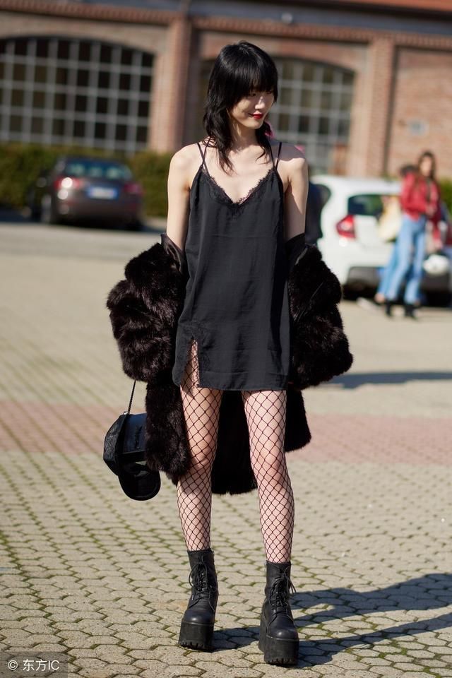 吊带小露肩连衣裙,展现令人痴迷的诱人魅力