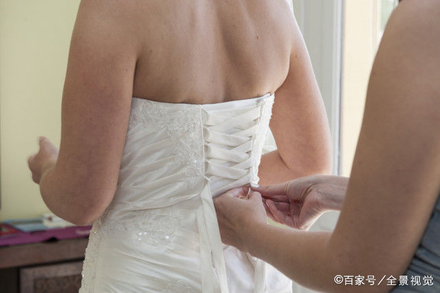  女人@女人后腰若有2个“凹点”，意味身材完美？别猜了，让专家告诉你