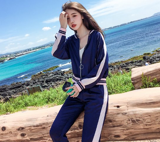 天一凉，小姨已经穿上了运动套装，个性时尚又很好的藏住肉肉