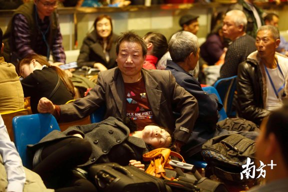 深圳春运首趟列车开出，2320名来深建设者启程返乡!