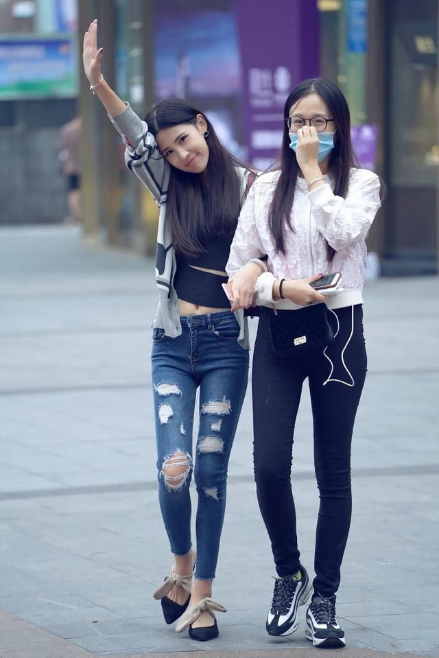 路人街拍，三伏天，穿简约的连衣裙才有女神美!