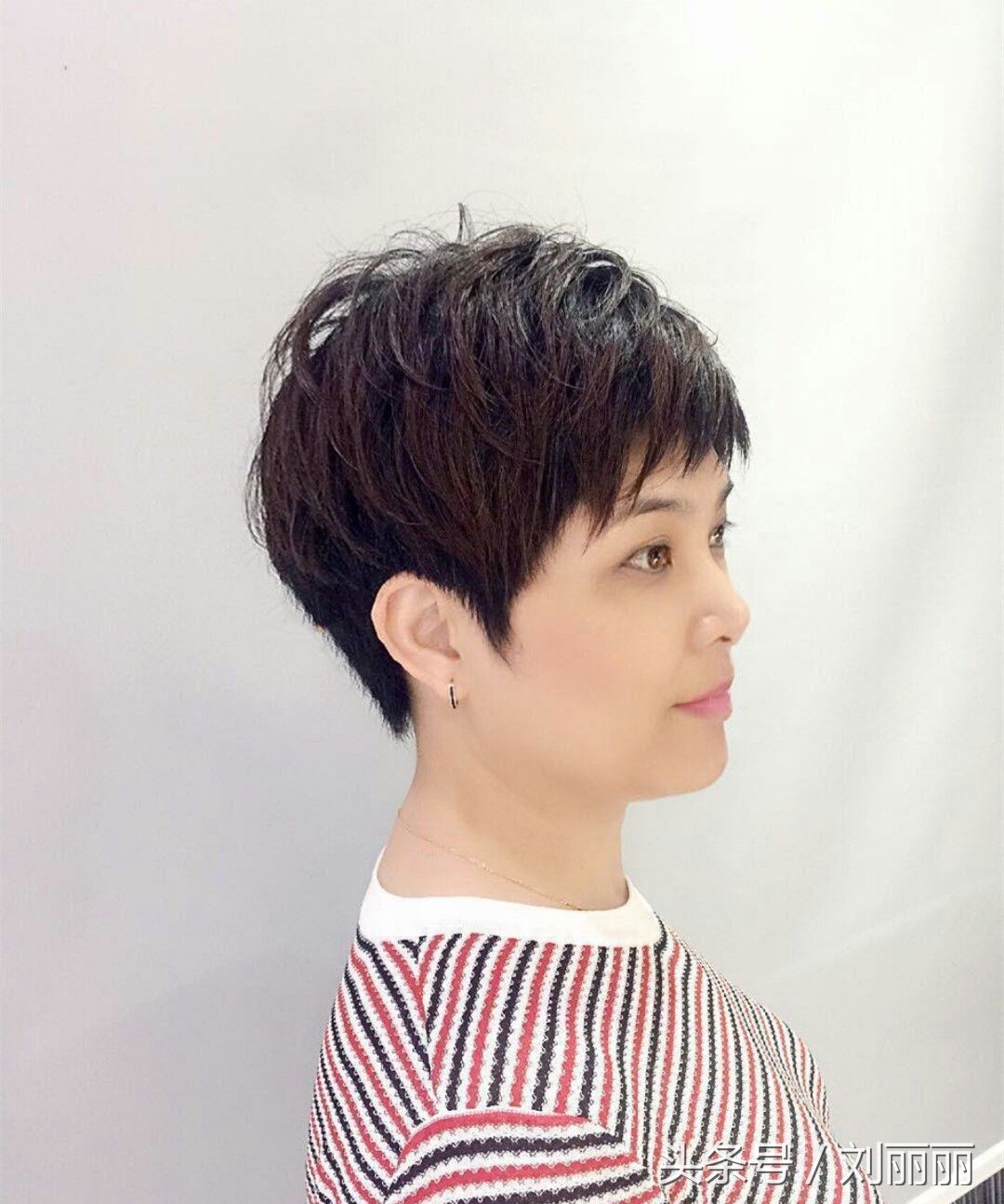 “中年女性发型”不都是“洋气小卷”,10款蓬松短发更年轻奥